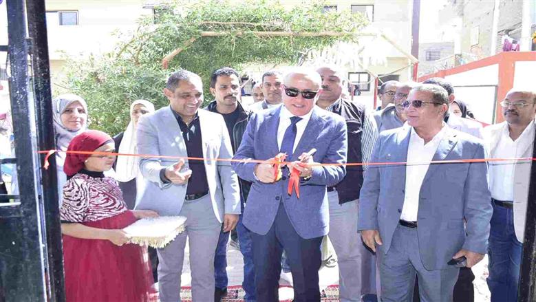 محافظ الأقصر يفتتح معرض وحدة السكان بمركز شباب أولاد الشيخ بأرمنت