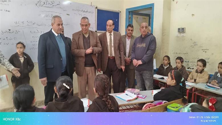 مدير «تعليم القليوبية» يتفاعل مع التلاميذ في الفصل ويقدم شرح لعملية حسابية 