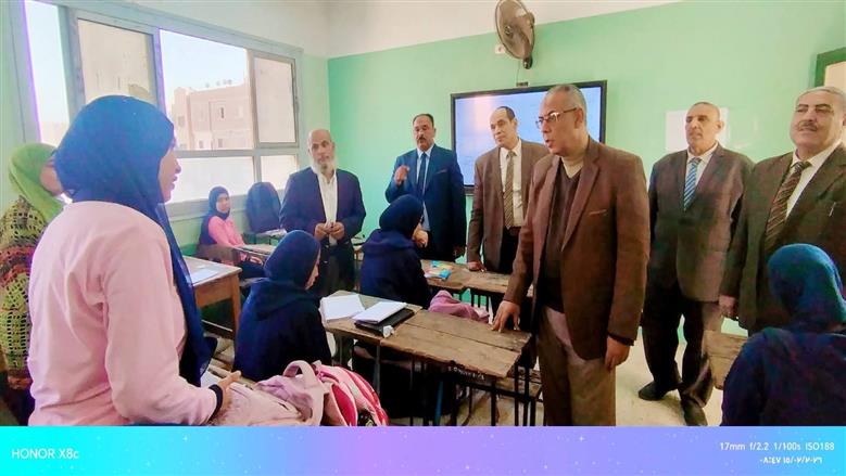 مدير «تعليم القليوبية» يتفاعل مع التلاميذ في الفصل ويقدم شرح لعملية حسابية 