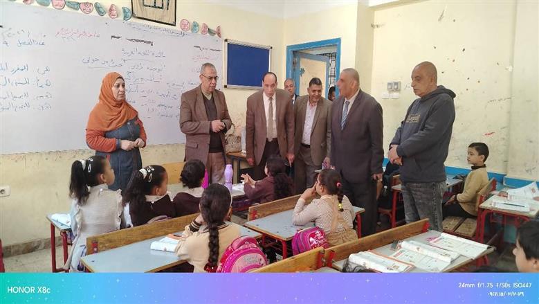 مدير «تعليم القليوبية» يتفاعل مع التلاميذ في الفصل ويقدم شرح لعملية حسابية 