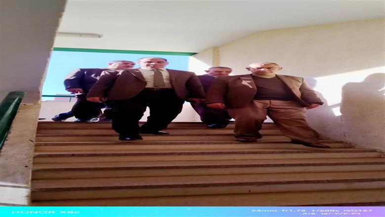 مدير «تعليم القليوبية» يتفاعل مع التلاميذ في الفصل ويقدم شرح لعملية حسابية 