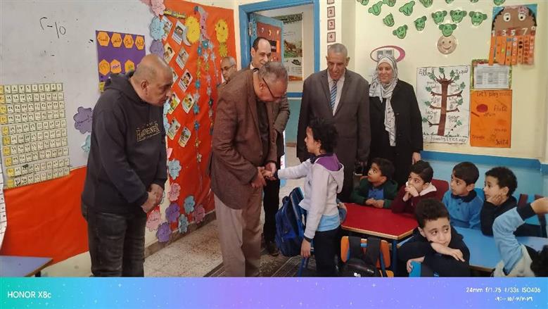 مدير «تعليم القليوبية» يتفاعل مع التلاميذ في الفصل ويقدم شرح لعملية حسابية 