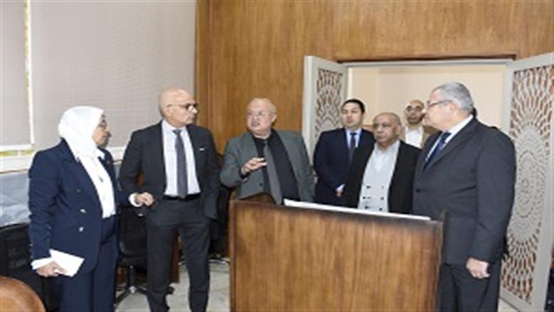 رئيس جامعة عين شمس يتفقد معمل القياس والتقويم والصوب بكلية الزراعة