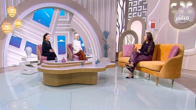 خبيرة الإتيكيت: استقبال الضيوف بابتسامة والوقوف على الباب أول قواعد الذوق