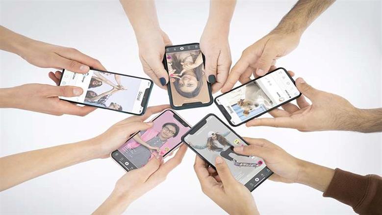 الأطفال والشباب الأكثر عرضة لتأثيرات الإنترنت السلبية.. ودراسات: نحتاج توعية بخطورة الواقع الافتراضي