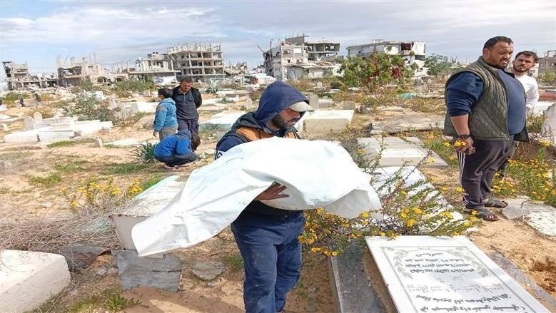 عاجل| ملاية لمت عظامهم من التراب.. فلسطيني يجمع رفات زوجته وأبنائه الـ6 بعد قصف منزلهم بـ3 أعوام (فيديو)