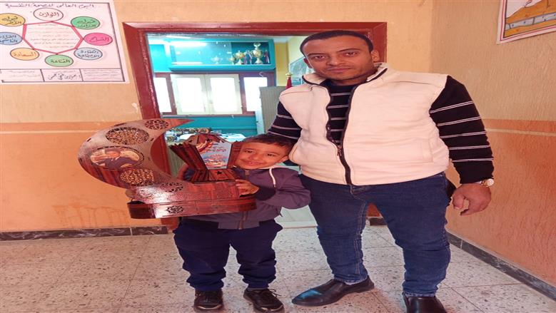 طالب  يجسد فانوسا رمضانيا يقدمة  لمدرسة السلام الابتدائية  نموذجا للوحدة الوطنية في أسيوط 