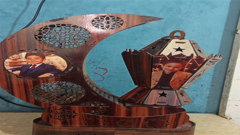 طالب  يجسد فانوسا رمضانيا يقدمة  لمدرسة السلام الابتدائية  نموذجا للوحدة الوطنية في أسيوط 