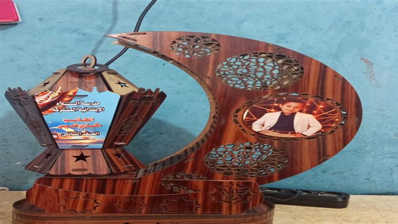 طالب  يجسد فانوسا رمضانيا يقدمة  لمدرسة السلام الابتدائية  نموذجا للوحدة الوطنية في أسيوط 