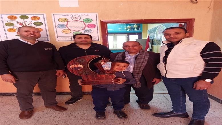 طالب  يجسد فانوسا رمضانيا يقدمة  لمدرسة السلام الابتدائية  نموذجا للوحدة الوطنية في أسيوط 
