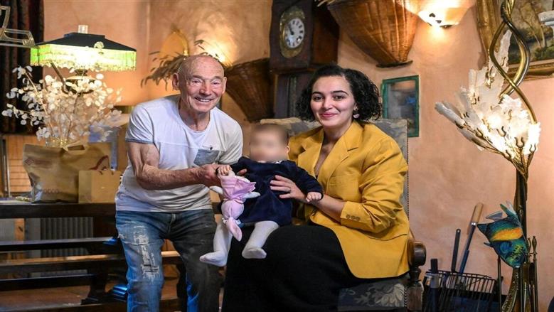 مسن فرنسي ينجب طفلة في سن الـ91.. الفارق بينها وشقيقتها 61 عاما