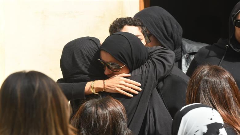 نجوم الفن يواسون الفنانة ريم مصطفى أثناء تشييع جثمان والدتها