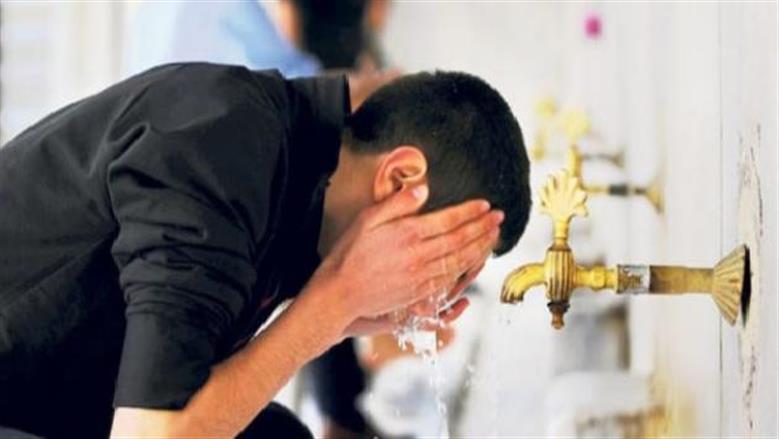 حكم دخول الماء للأذن أثناء الوضوء.. هل يُبطله؟  