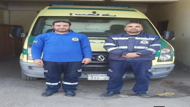 طاقم إسعاف يعيد مبلغ مال أثناء حادث