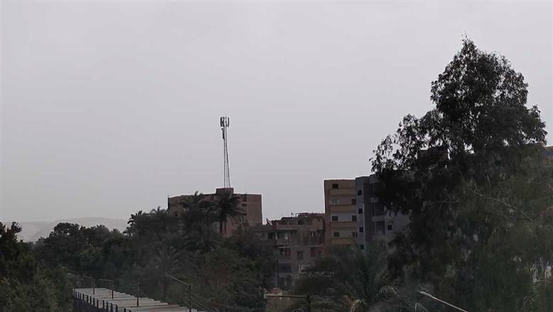 عاجل غيوم كثيفة ورياح تضرب محافظة أسيوط الآن احتمالية نشاط رياح مثيرة للرمال و الأتربة(صور )  