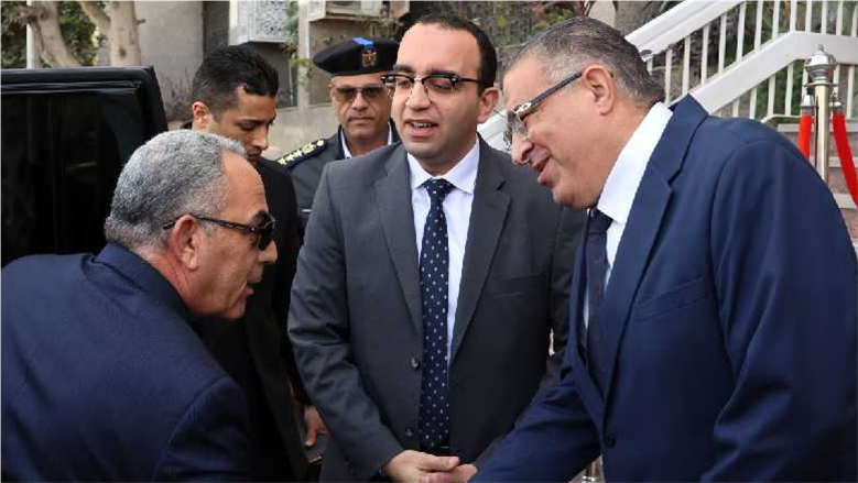 محافظ الإسماعيلية الجديد يصل مكتبه ويلتقي العاملين بالديوان العام