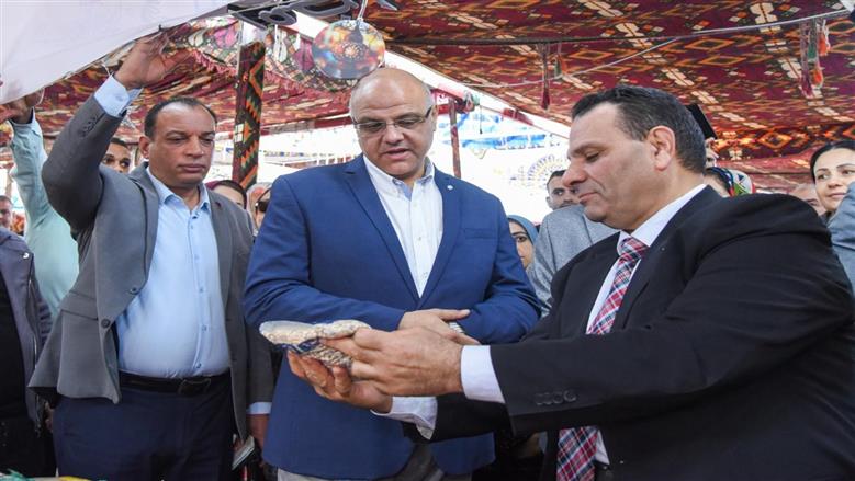 محافظ الإسكندرية يفتتح معرض أهلاً رمضان بتخفيضات تصل إلى 30% في حي المنتزه