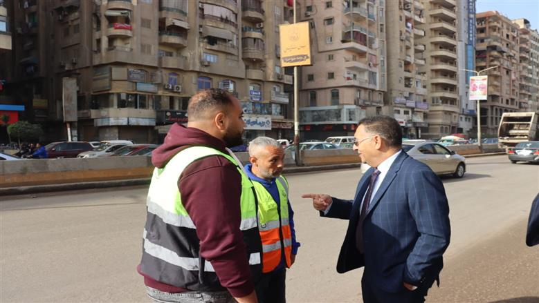 في اول يوم عمل ميداني... محافظ القليوبية يُجري جولة مفاجئة صباحية بحي شرق شبرا الخيمة لمتابعة أعمال النظافة والانضباط الإداري