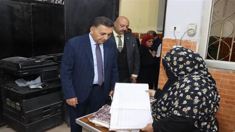 في اول يوم عمل ميداني... محافظ القليوبية يُجري جولة مفاجئة صباحية بحي شرق شبرا الخيمة لمتابعة أعمال النظافة والانضباط الإداري