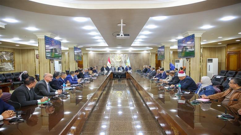 محافظ كفرالشيخ الجديد يعقد أول اجتماع مع رؤساء المراكز والمدن ووكلاء الوزارات