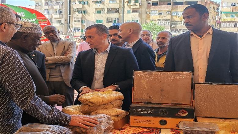 محافظ أسوان: مراقبة العارضين في معارض أهلا رمضان طوال الشهر للاطمئنان على الأسعار