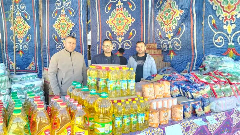 أعلنت إدارة تموين البداري التابعة لمديرية التموين والتجارة الداخلية بمحافظة أسيوط عن خطة شاملة استعداداً لشهر رمضان المبارك، تهدف إلى توفير السلع الغذائية والمواد الأساسية للمواطنين بأسعار مخفضة، وذلك في إطار توجيهات الدولة لتخفيف الأعباء عن كاهل الأسر المصرية. وأوضح أيمن أحمد علي مدير إدارة التموين بالبداري في حديثة للوطن أنه تم افتتاح 6 معارض أهلا رمضان بالمراكز والقرى التابعة، بالإضافة إلى منفذ أمان بشارع الدواوين، ومعرض الغرفة التجارية، ومعرض أهلاً رمضان بمقر مجلس مدينة البداري، لتقديم السلع الغذائية بأسعار مناسبة وتلبية احتياجات المواطنين اليومية وأكد أن هذه المعارض تضم مختلف السلع الأساسية من لحوم ودواجن وزيوت وسكر وأرز ومكرونة وغيرها من المنتجات التي يحتاجها المواطن خلال الشهر الكريم. الإدارة تقوم بمتابعة دورية لجميع المنافذ والمحال التجارية والمخابز وأشار مدير التموين إلى أن الإدارة تقوم بمتابعة دورية لجميع المنافذ والمحال التجارية والمخابز، للتأكد من صلاحية السلع المعروضة وجودتها، وضمان عدم وجود أي مخالفات أو تلاعب في الأسعار. وأضاف أن جميع المخابز تعمل خلال شهر رمضان المبارك من الساعة الثامنة صباحاً وحتى الخامسة مساءً، بما يضمن توافر الخبز المدعم للمواطنين بشكل منتظم ودون انقطاع. الإدارة لن تتهاون مع أي مخالفات يتم رصدها وأكد أيمن أحمد علي للوطن أن الإدارة لن تتهاون مع أي مخالفات يتم رصدها، حيث يتم تحرير محاضر فورية ضد كل من تسول له نفسه التلاعب بالسلع أو استغلال المواطنين، وذلك بهدف ردع المخالفين وضمان وصول الدعم والسلع الأساسية لمستحقيها. توفير السلع الغذائية بأسعار مناسبة وشدد على أن الهدف الأساسي من هذه الخطة هو توفير السلع الغذائية بأسعار مناسبة، وضبط الأسواق، وتحقيق التوازن بين العرض والطلب، بما يساهم في تخفيف الأعباء عن المواطنين خلال شهر رمضان المبارك، كما دعا المواطنين إلى الإبلاغ عن أي مخالفات أو مشكلات تواجههم في الأسواق أو المخابز، مؤكدا أن الإدارة تعمل على مدار الساعة لخدمة الأهالي وضمان حصولهم على احتياجاتهم الأساسية. خريطة واضحة المعالم لتأمين السلع الغذائية والمواد الأساسية خلال الشهر الكريم اختتم مدير الإدارة تصريحاتة للوطن أن إدارة تموين البداري قد وضعت خريطة واضحة المعالم لتأمين السلع الغذائية والمواد الأساسية خلال الشهر الكريم، في إطار الجهود المستمرة التي تبذلها مديرية التموين والتجارة الداخلية بأسيوط لتحقيق الاستقرار في الأسواق وتوفير السلع بأسعار مخفضة لجميع المواطنين.