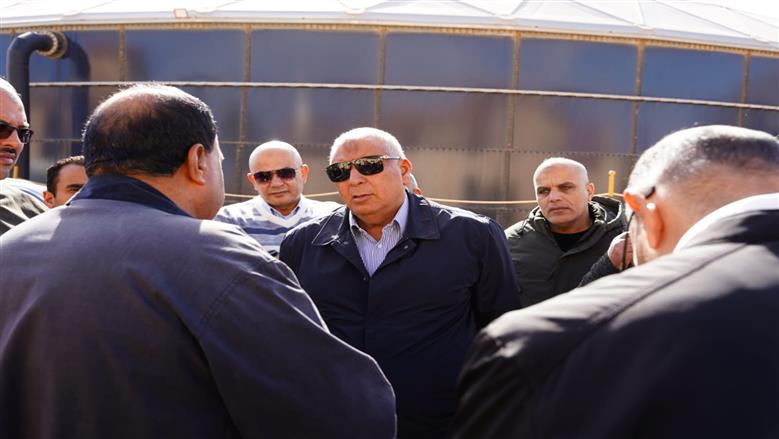 محافظ مطروح خلال متابعة مجمع محطات تحلية مياه البحر بالرميلة يرافقة رئيس شركة مياه الشرب