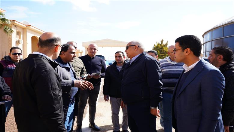 محافظ مطروح خلال متابعة مجمع محطات تحلية مياه البحر بالرميلة يرافقة رئيس شركة مياه الشرب
