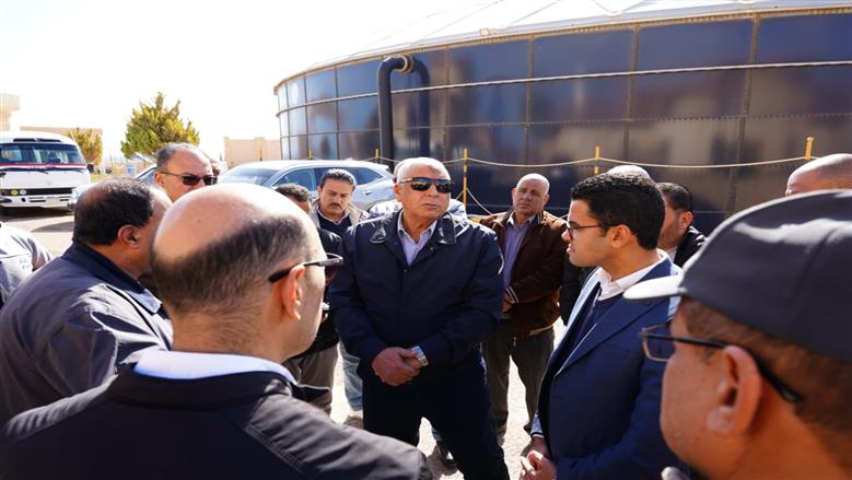 محافظ مطروح خلال متابعة مجمع محطات تحلية مياه البحر بالرميلة يرافقة رئيس شركة مياه الشرب