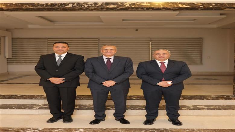 إهداء اللواء خيرت درع الجهاز