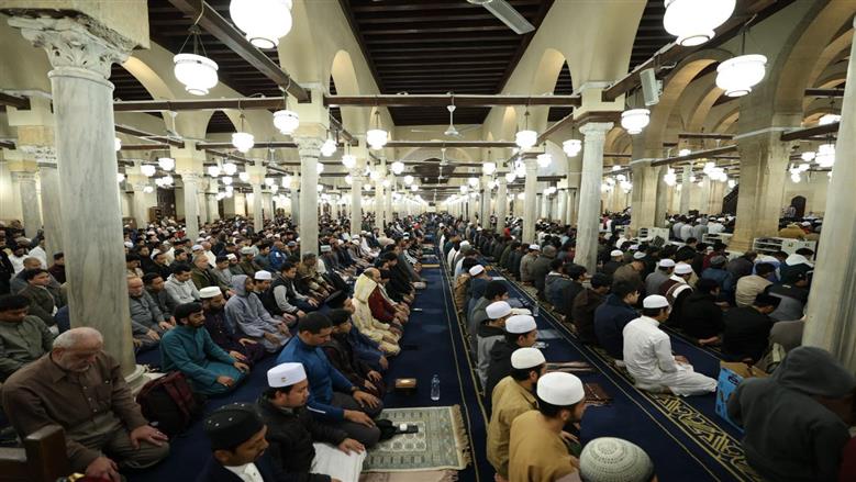 الآلاف يؤدون صلاتي العشاء والتراويح بالجامع الأزهر في الليلة الثانية من رمضان