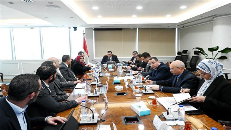 وزير الإسكان يلتقي مسؤولي HDP لمتابعة موقف تسويق المشروعات بالمدن الجديدة