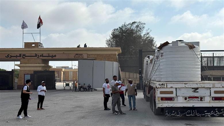 وصول الدفعة الأولى من الفلسطينيين العائدين من مصر إلى غزة