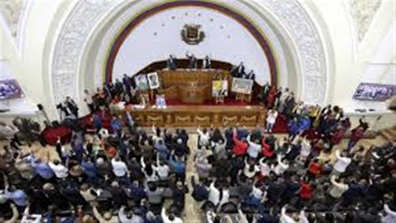 أقارب سجناء سياسيين في فنزويلا ينهون إضرابا عن الطعام بعد إقرار قانون العفو