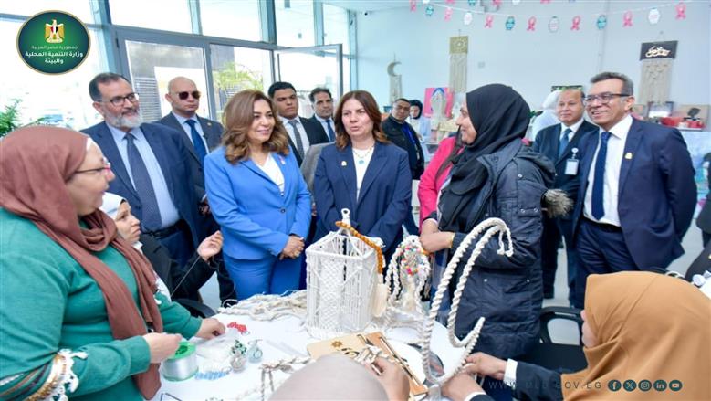 وزيرة التنمية المحلية تتفقد مستشفى بهية وتوزع هدايا على محاربات السرطان