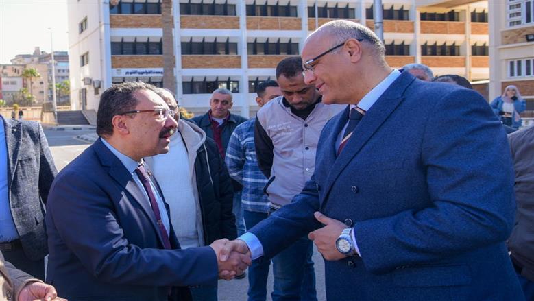 محافظ الإسكندرية خلال الجولة