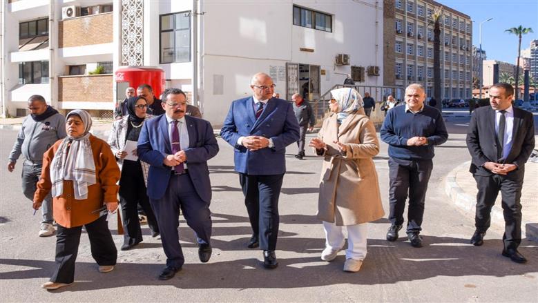 محافظ الإسكندرية خلال الجولة