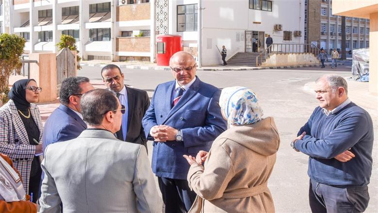 محافظ الإسكندرية خلال الجولة
