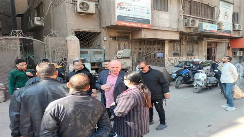 رئيس حي السيدة زينب يتفقد العقارات المتهالكة حفاظا على سلامة المواطنين