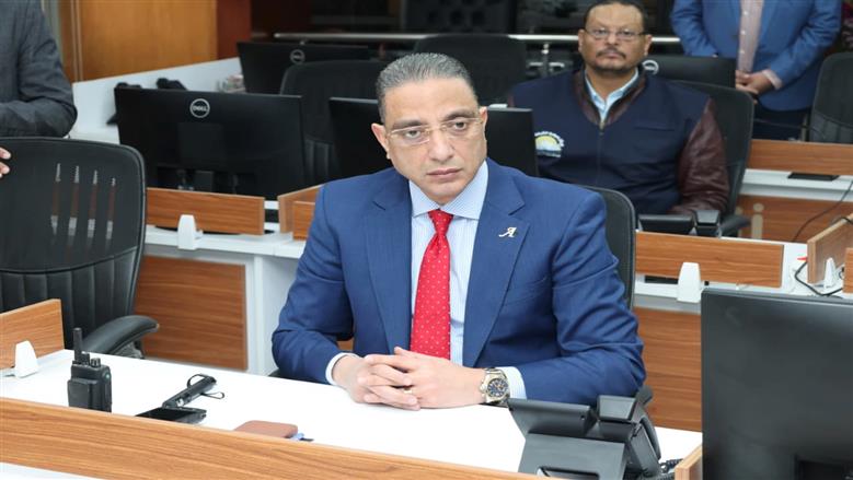 محافظ الجيزة يتابع الحالة العامة للشوار ع من خلال مركز سيطرة الشبكة الوطنية للطوارئ