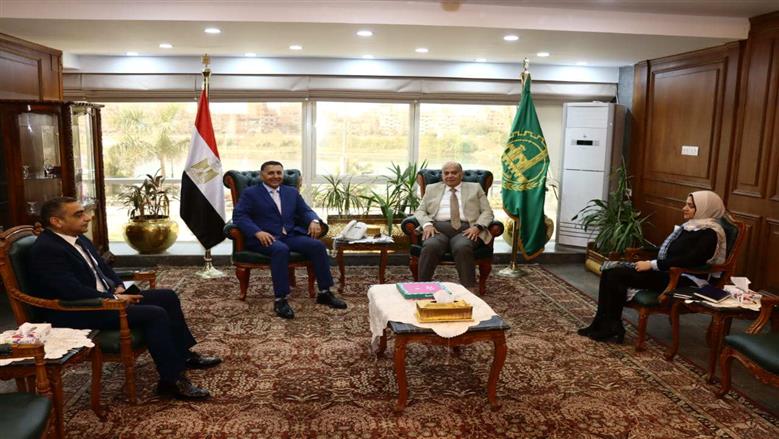 محافظ القليوبية خلال لقاءه مع نهضة مصر