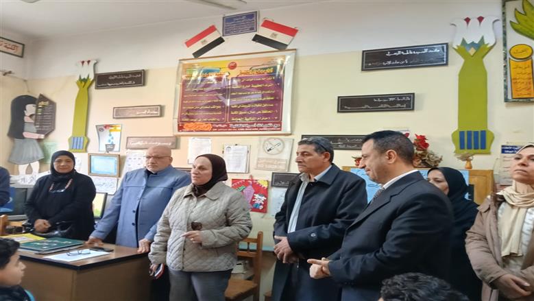 «تعليم القاهرة» تشدد على تسجيل الغياب بدقة وانتظام المعلمين داخل الفصول