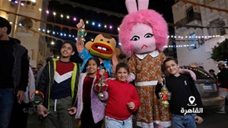 حزب الجبهة الوطنية يوزع فوانيس رمضان على الأطفال في القاهرة