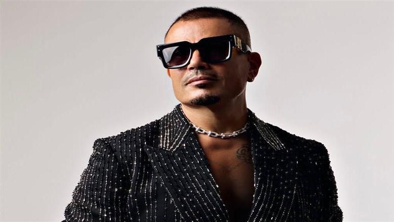 عمرو دياب يحقق رقمًا قياسيًا تاريخيًا بـ50 أسبوعًا في صدارة بيلبورد عربية 100 فنان