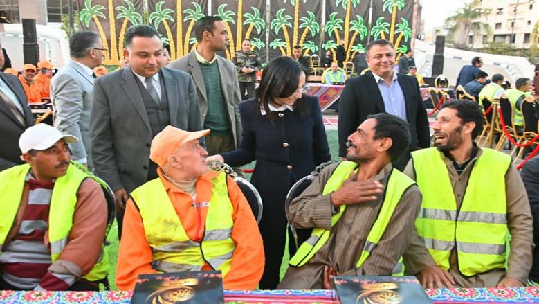 فطار محافظ البحيرة مع عمال النظافة