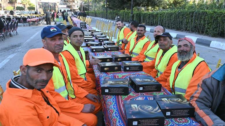 فطار محافظ البحيرة مع عمال النظافة