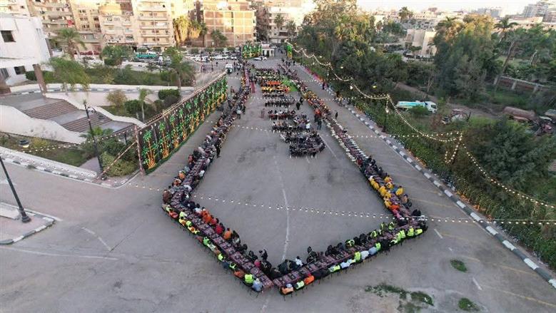 فطار محافظ البحيرة مع عمال النظافة