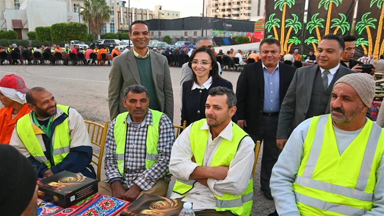 فطار محافظ البحيرة مع عمال النظافة