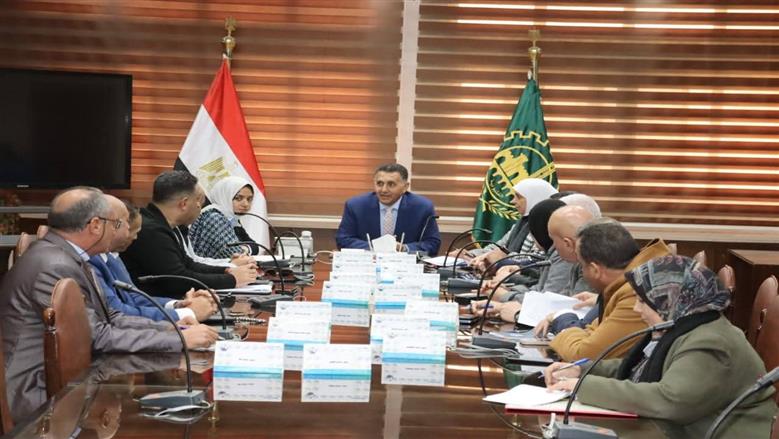 محافظ القليوبية يعقد أول اجتماع موسع برؤساء المدن: لا مكان للتقصير وخدمة المواطن أولاً. 