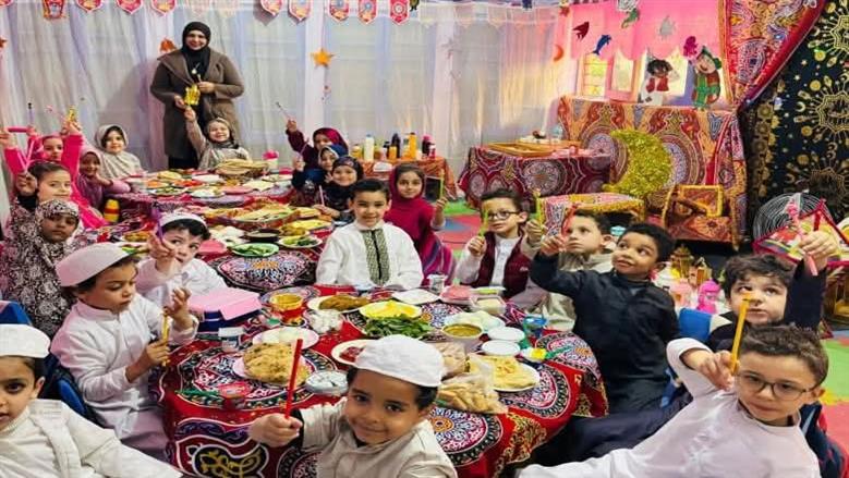 «فول وكنافة ودمينو».. الأطفال في محاكاة لأجواء شهر رمضان بإحدى مدارس كفر الشيخ